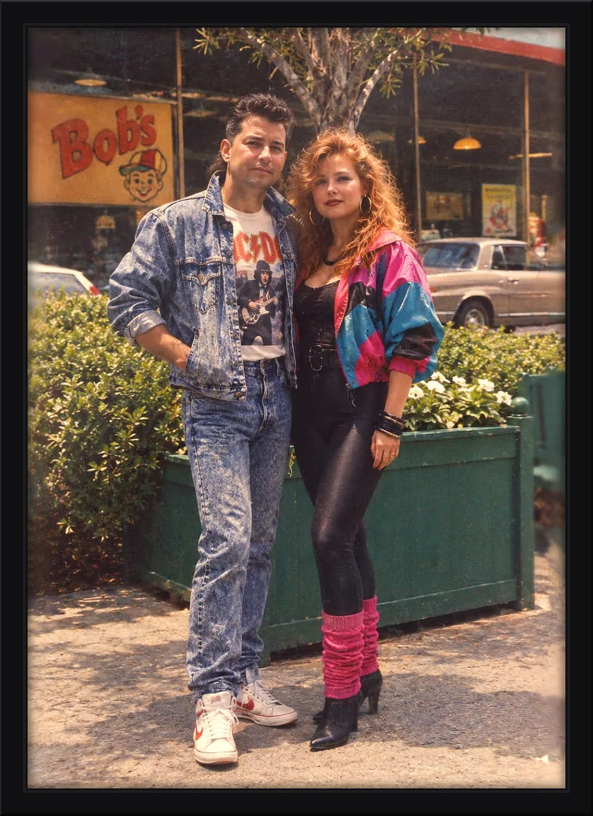 Quadro decorativo de casal com visual dos anos 80, jaqueta jeans e roupas coloridas