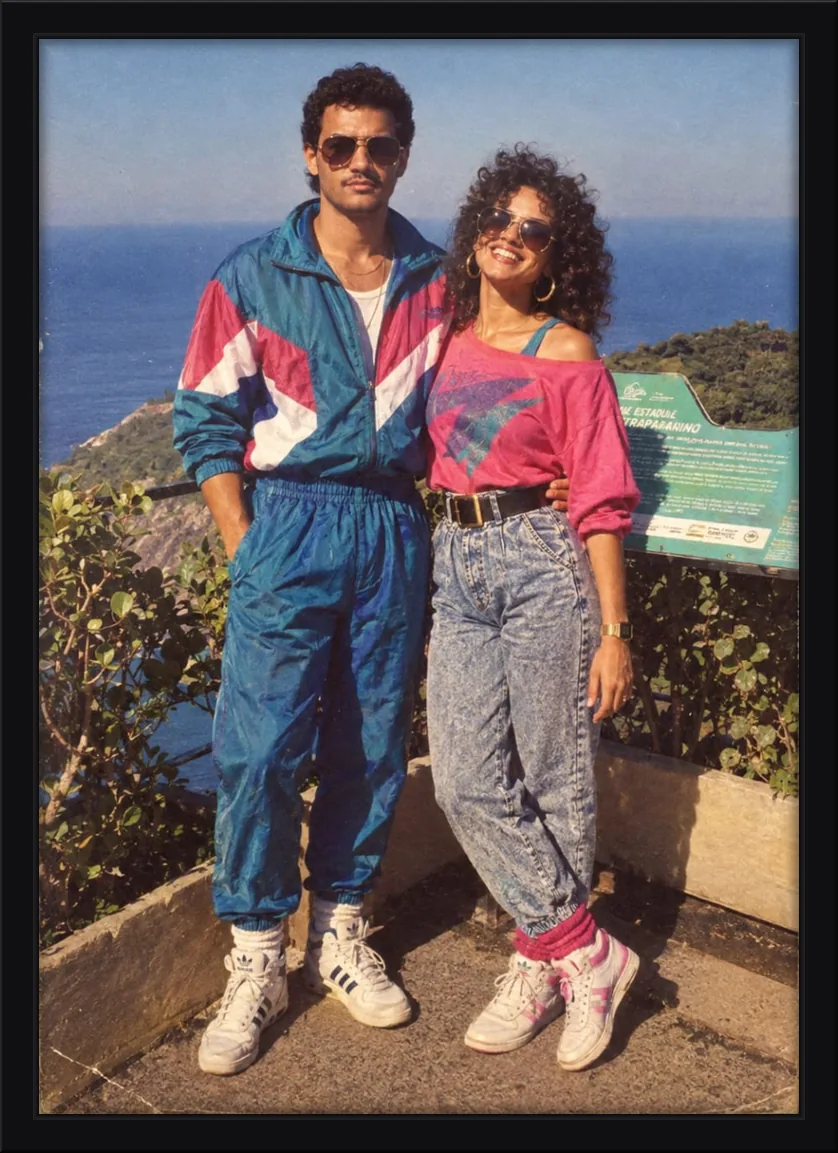 Quadro decorativo de casal em conjunto esportivo dos anos 80, ao ar livre